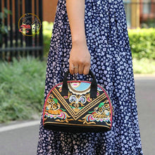 Load image into Gallery viewer, Tibet national style women&#39;s fashion women&#39;s bag embroidered bag shell-shaped small bag
