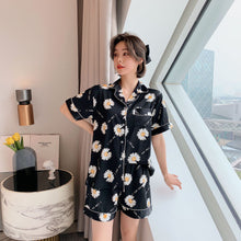 Load image into Gallery viewer, Summer new daisy pajamas women's fashion short-sleeved ice silk home suit.

