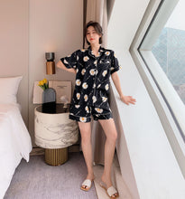 Load image into Gallery viewer, Summer new daisy pajamas women's fashion short-sleeved ice silk home suit.
