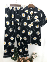 Load image into Gallery viewer, Summer new daisy pajamas women's fashion short-sleeved ice silk home suit.
