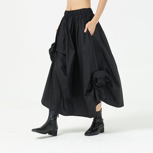 The three-dimensional flower bud skirt shows a thin floral decorative skirt, and the design is irregular skirt