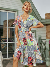 Load image into Gallery viewer, Commuter elastic waist V-neck green small fresh totem print dress

